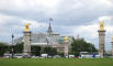 paris0705_309_alexander_iii_bridge_pillars_web.jpg (79883 bytes)