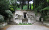 paris0705_340_p_lechaise_monument_to_the_dead_web.jpg (154828 bytes)
