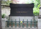 paris0705_355_p_lechaise_delacroix_web.jpg (134749 bytes)